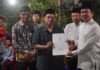Takziah Sambil Melayani, Bupati Bengkulu Utara Serahkan Akta Kematian ke Keluarga Duka