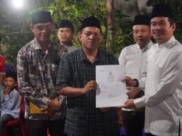 Takziah Sambil Melayani, Bupati Bengkulu Utara Serahkan Akta Kematian ke Keluarga Duka