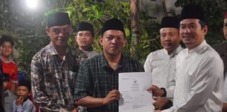Takziah Sambil Melayani, Bupati Bengkulu Utara Serahkan Akta Kematian ke Keluarga Duka
