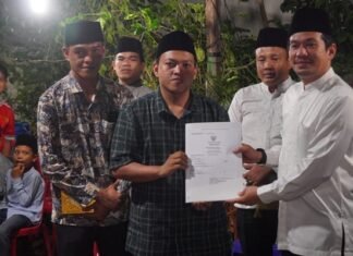 Takziah Sambil Melayani, Bupati Bengkulu Utara Serahkan Akta Kematian ke Keluarga Duka